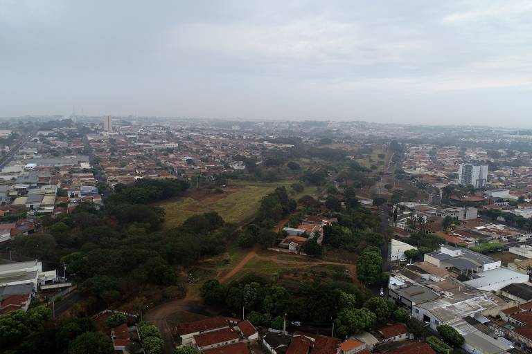 Vista aérea de terreno do governo federal em Birigui (SP); imóvel será vendido pela União