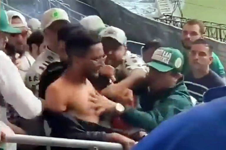 Torcedores do Palmeiras agridem e tentam arrancar camisa de suposto torcedor do Flamengo

