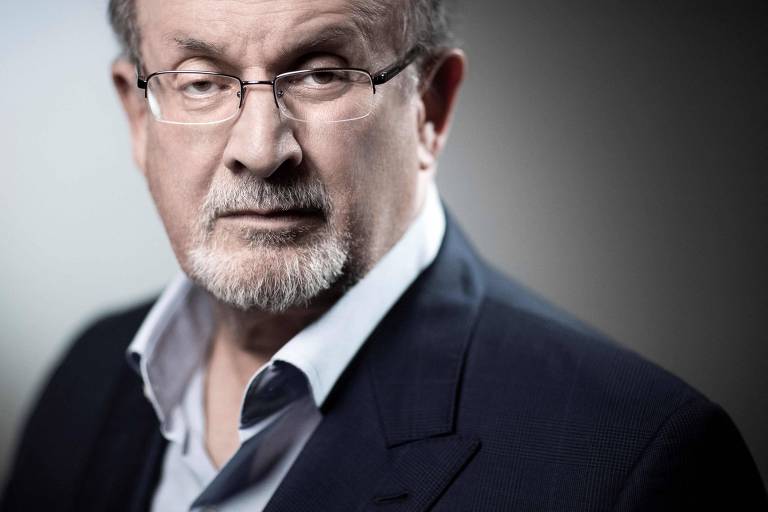 O novelista e ensaísta Salman Rushdie durante sessão de fotos em Paris