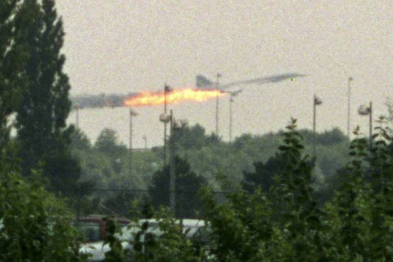Concorde em chamas após acidente na decolagem de Paris, em 2000