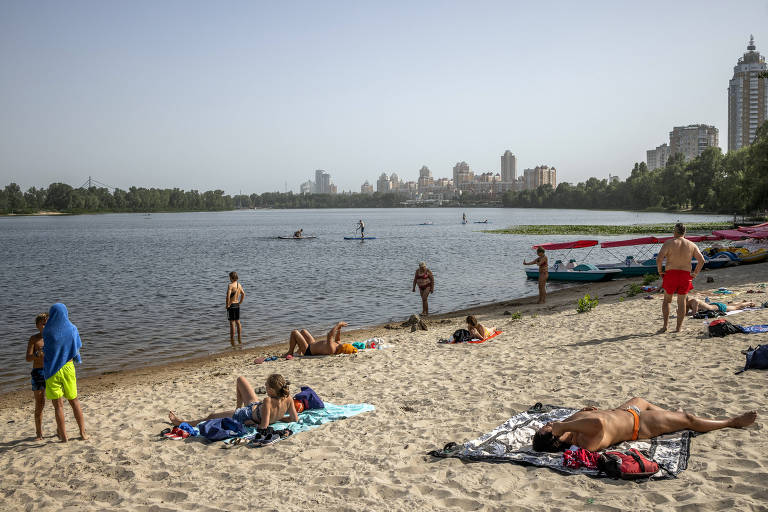 Moradores de Kiev relaxam nas margens do rio Dnipro