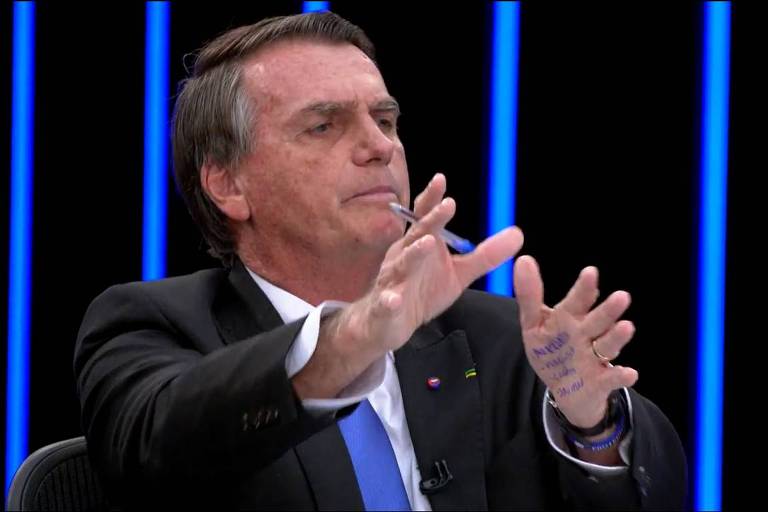 Presidente Jair Bolsonaro gesticula em entrevista ao Jornal Nacional