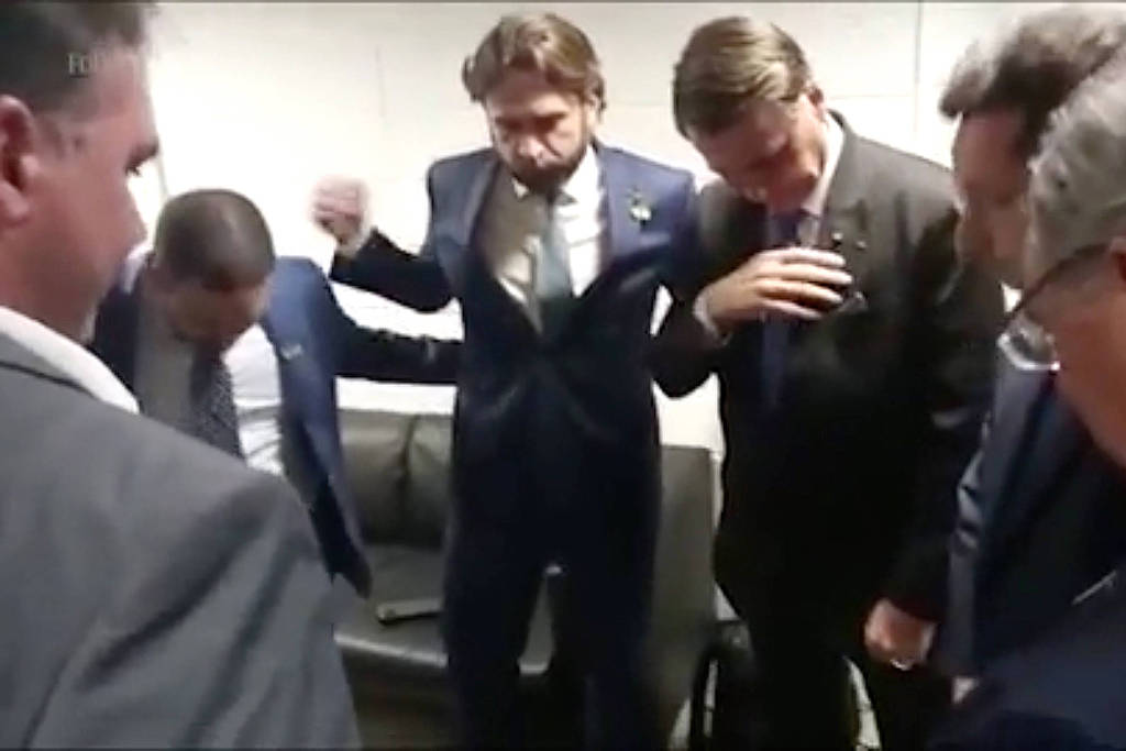 Vídeo Bolsonaro Faz Oração Antes De Entrar Ao Vivo No Jn 23082022 Poder Folha 1013