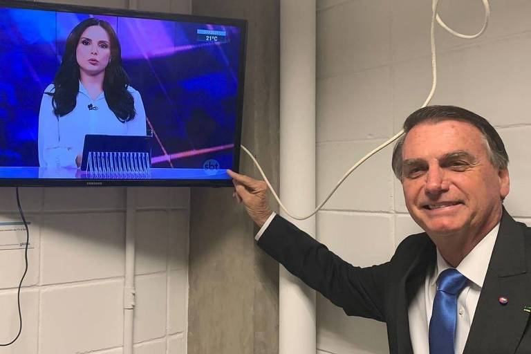 Bolsonaro posa ao lado de TV ligada no SBT e diz: 'Bastidores Globo'