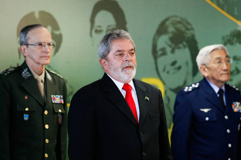 Lula, ainda no poder em 2009, entre os então chefes do Exército, Enzo Peri, e da FAB, Juniti Saito