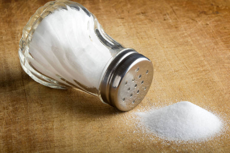 Mais da metade dos adultos brasileiros consome sal em excesso, diz estudo; veja como reduzir o uso