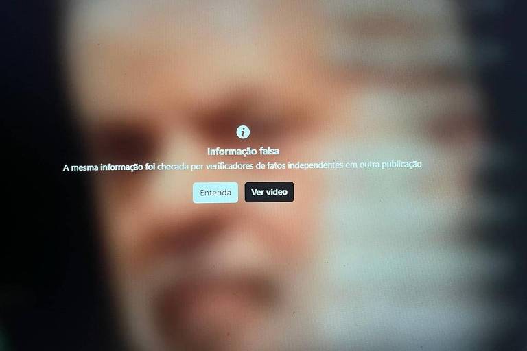 Publicação sobre Lula com alerta de 'conteúdo falso' no mesmo perfil que viralizou fake news sobre mamadeiras em 2018