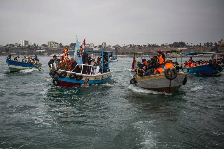 Pescadores navegam em Lima, a capital do Peru