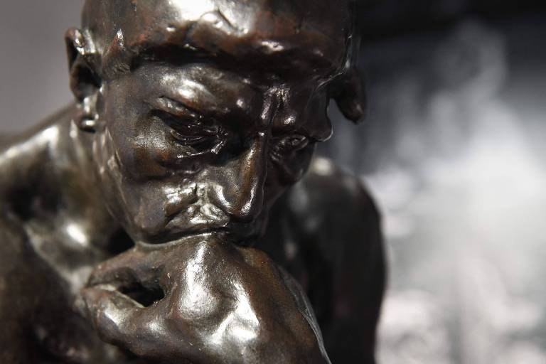 Escultura 'O Pensador' do artista francês Auguste Rodin (1840-1917). A foto foi tirada em junho de 2022 durante exposição da peça em Paris, capital da França