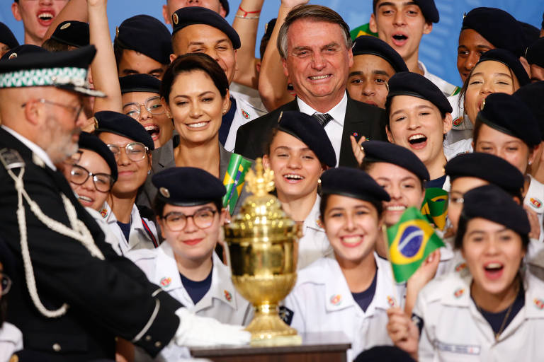 Bolsonaro recebe coração de dom Pedro 1º com honras de chefe de Estado