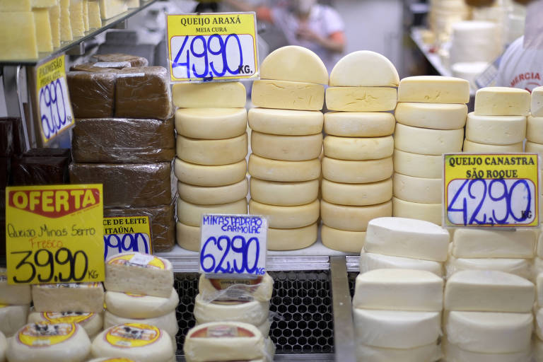 A foto mostra queijos com menor maturação (brancos) e maior maturação (mais amarelos) em loja no Mercado Central de Belo Horizonte.