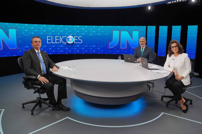 Jair Bolsonaro na bancada do Jornal Nacional com os apresentadores William Bonner e Renata Vasconcellos