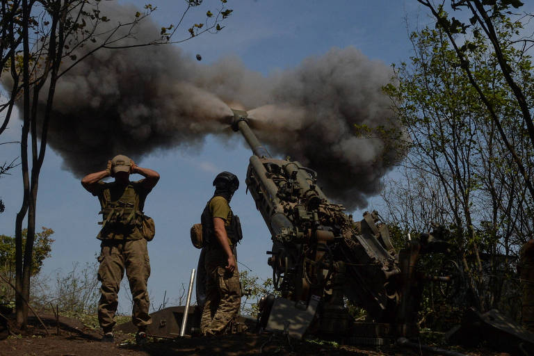 Soldados ucranianos atiram com um obuseiro M777 americano na região de Kharkiv