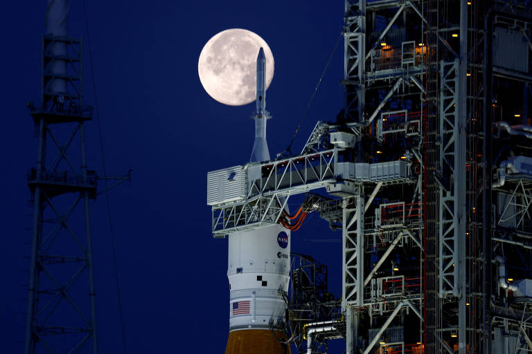 O foguete SLS (Space Launch System, em português Sistema de Lançamento Espacial), no Centro Especial Kennedy no Cabo Canaveral, na Flórida, nos EUA