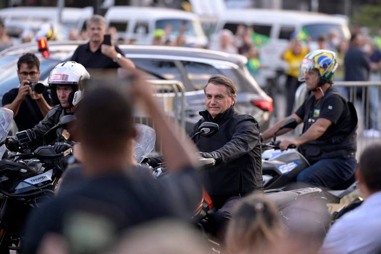 O presidente Jair Bolsonaro durante uma motociata nesta quarta-feira (24) na praça da Liberdade, em Belo Horizonte, Minas Gerais