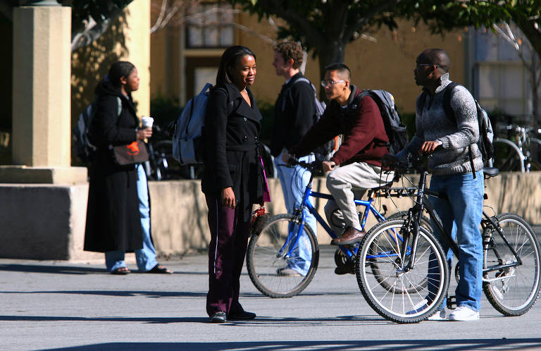 Estudantes negros no campus da universidade Stanford, na Califórnia 
