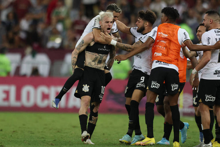 Roger Guedes comemora gol pelo Corinthians em empate com o Fluminense