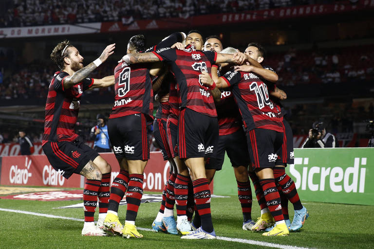 Jogadores do Flamengo comemoram gol no Morumbi