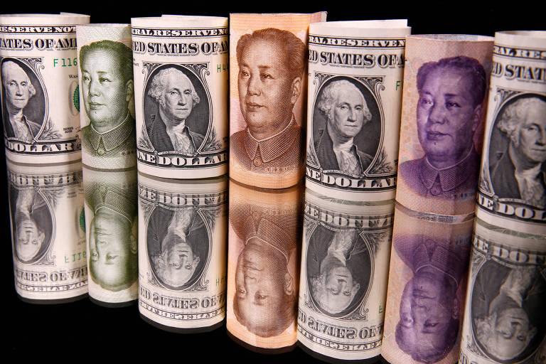Notas de dólar americano e de yuan chinês 