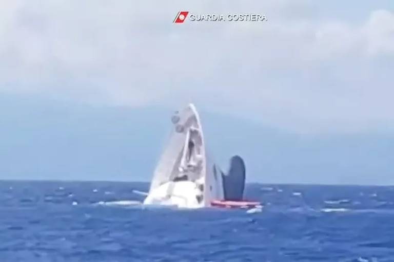 Iate de luxo afunda na costa da Itália