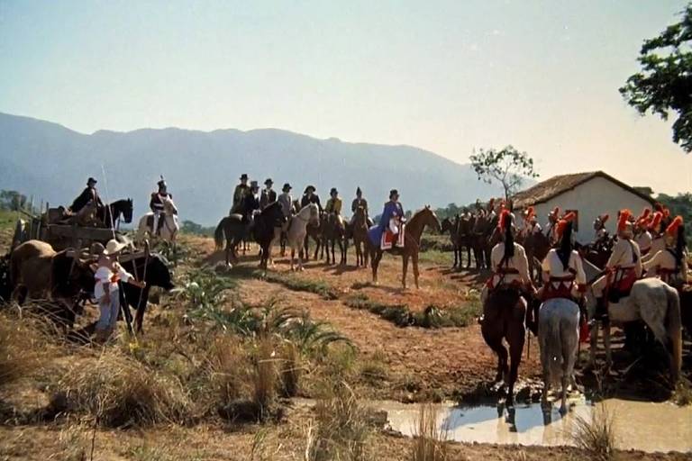 num cenário rural, pessoas estão montadas a cavalo ao redor de dom pedro 1º, interpretado no filme por tarcísio meira