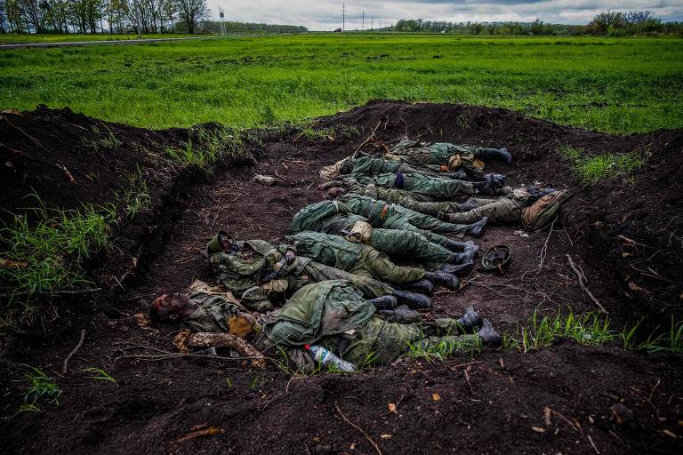 Corpos de soldados russos encontrados na vila de Vilkhivka, perto de Kharkiv