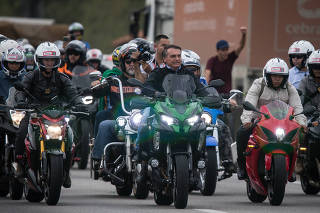 O presidente Jair Bolsonaro participa de motociata em São José dos Campos