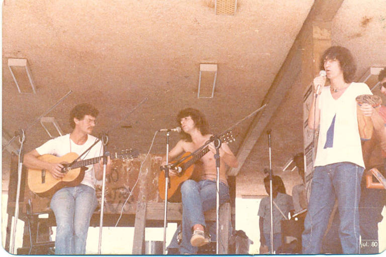 Marcelo Rubens Paiva, ao centro, toca violão em apresentação na Unicamp em julho de 1980