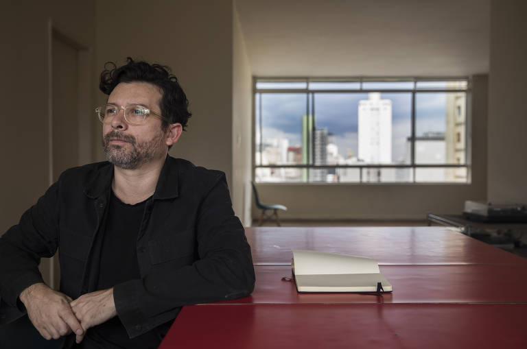 O escritor e jornalista João Paulo Cuenca, em seu apartamento na Praça Roosevelt, em São Paulo