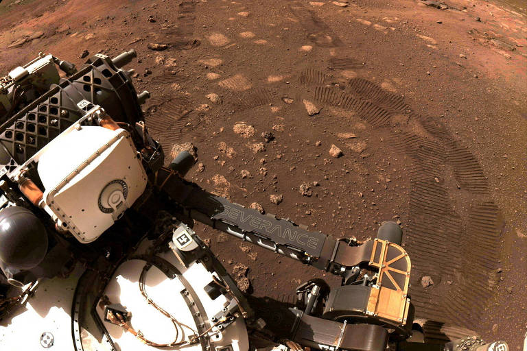 Sonda caçadora de rochas da Nasa revela geologia surpreendente em cratera de Marte