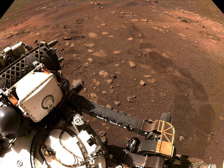 Sonda Perseverance é fotografado no solo da cratera marciana de Jezero, onde está colhendo amostras de rochas