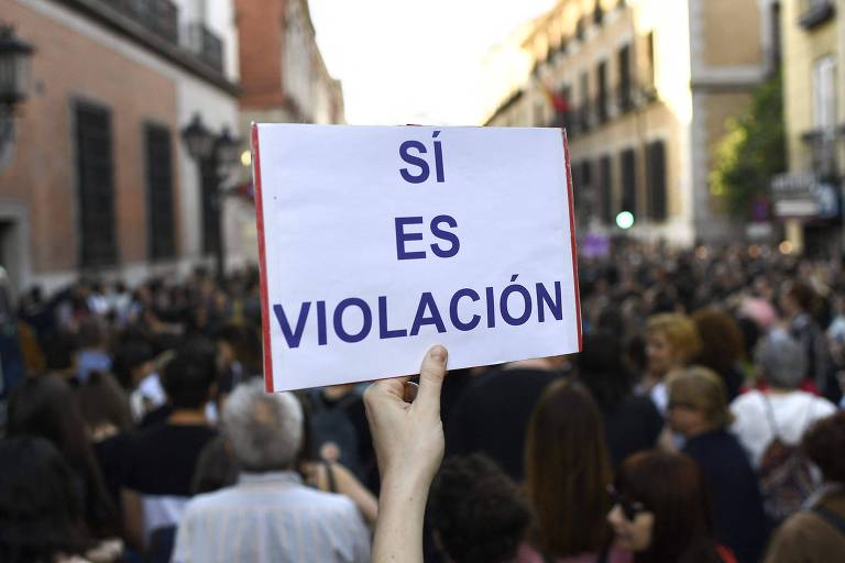 Manifestante segura cartaz com a mensagem "Sim, é estupro", durante protesto em Madri 