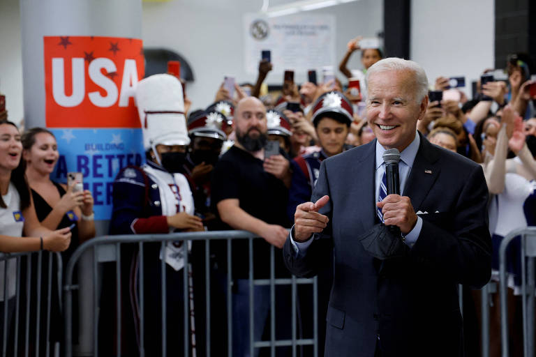 Presidente dos EUA, Joe Biden, sorri ao fazer comentários em um comício do Partido Democrata, em Rockville, nos EUA
