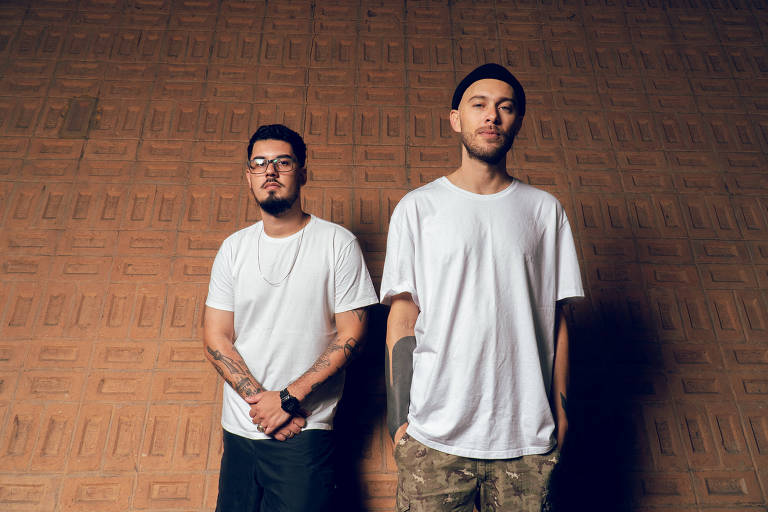 Os rappers  Dö Mc e Skeeter, criadores do projeto Rap na Mala