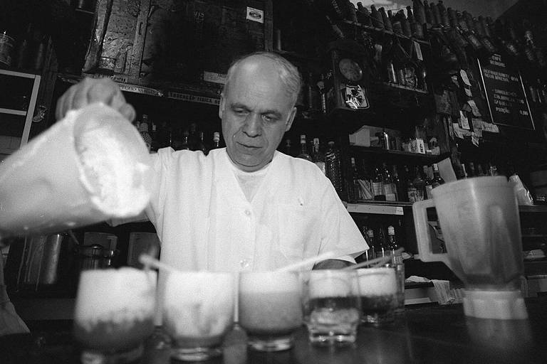 Narciso Moreno, fundador do bar, no balcão do endereço em 1995