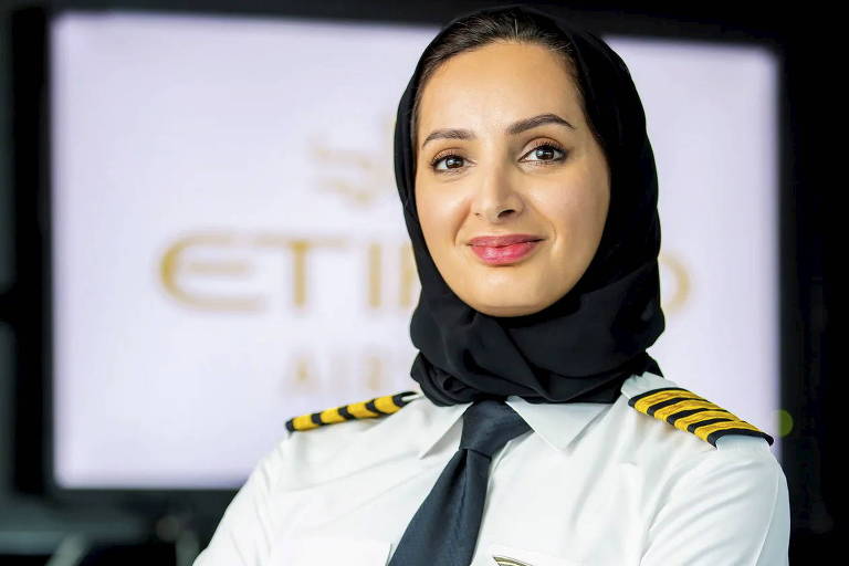Conheça a primeira mulher dos Emirados Árabes a comandar um avião comercial