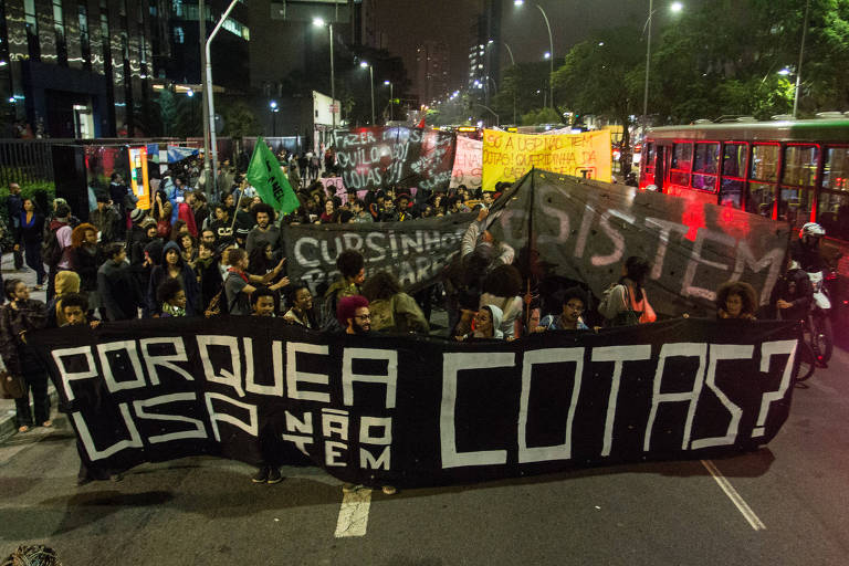 Manifestantes em ato  na avenida Paulista, em SP, a favor de cotas na USP