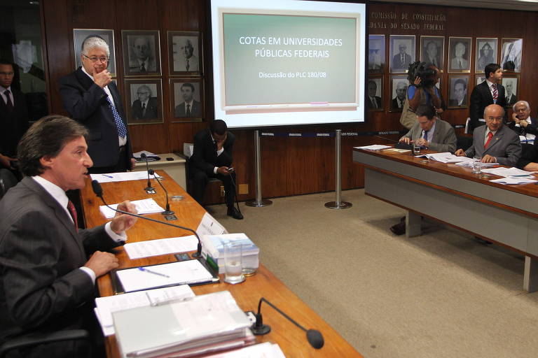 Senadores durante  sessão da  CCJ em que foi votado projeto que instituía cotas em universidades públicas  federais