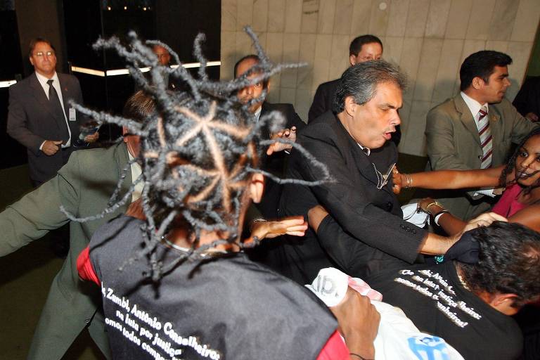 Seguranças tentam conter estudantes favoráveis às cotas, durante confusão no Salão Verde da Câmara