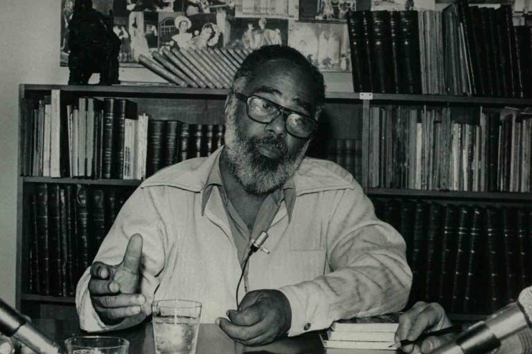 O ator, diretor e artista plástico Abdias do Nascimento, que, em 1983, durante seu mandato como deputado, propôs projeto de ação afirmativa voltada aos negros