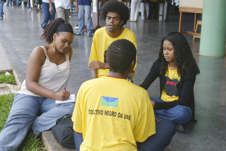 Alunos da UnB, primeira federal a adotar cotas no país, em 2004