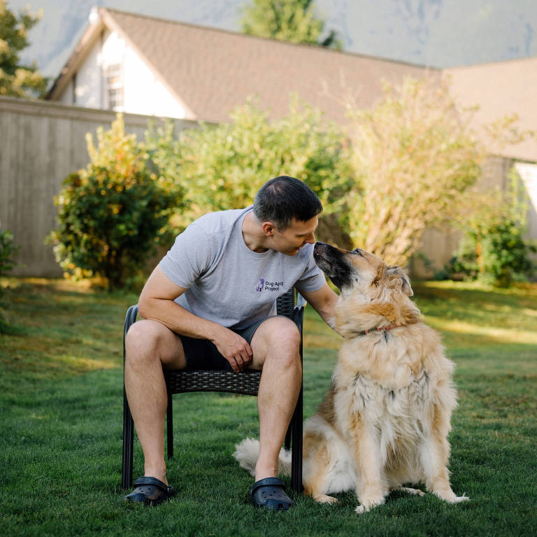 Matt Kaeberlein, biogerontologista que é co-diretor do Projeto de Envelhecimento Canino, conversa com Dobby, seu pastor alemão