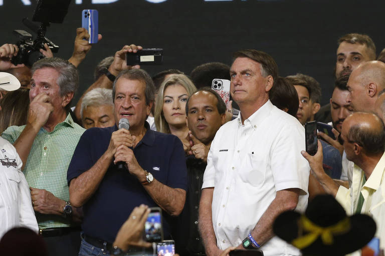 O presidente do PL, Valdemar Costa Neto, de azul, ao lado do presidente Jair Bolsonaro