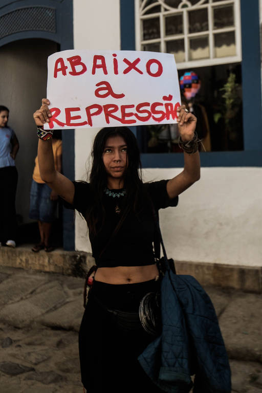 Artistas protestam contra proibição de trabalhar no centro histórico de Paraty