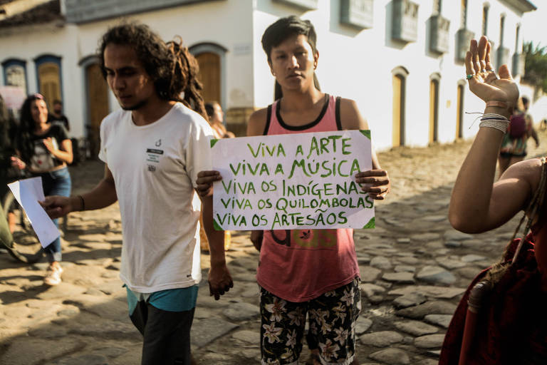 Artistas protestam contra proibição de trabalhar no centro histórico de Paraty