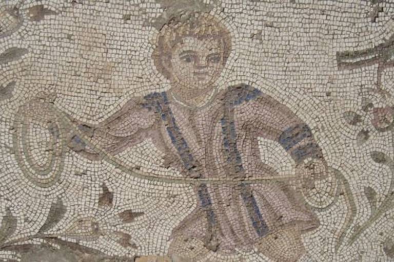 Mosaico romano, encontrado no que hoje é a Tunísia, retrata menino pegando aves com corda