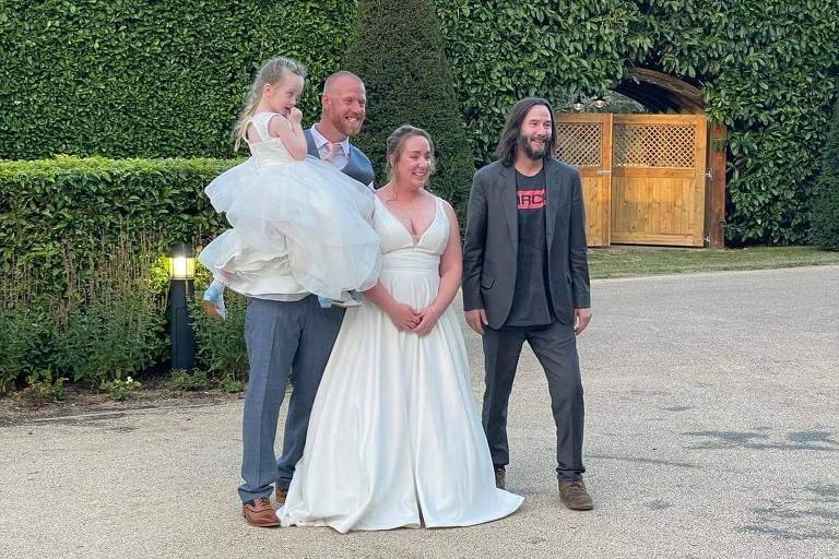 Keanu Reeves aparece no casamento de desconhecidos