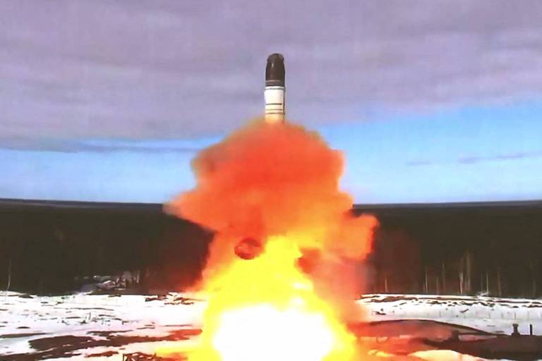 Imagem do primeiro lançamento oficial do Sarmat, míssil nuclear russo, em abril de 2022