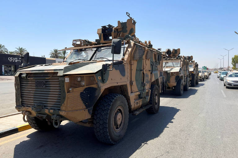 Veículos militares alinhados nas ruas de Trípoli, a capital da Líbia