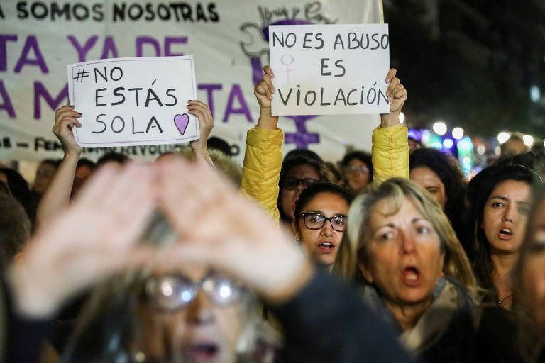 Mulheres protestam contra tribunal espanhol que absolveu seis homens acusados de estuprar uma menina de 18 anos, em Madri
